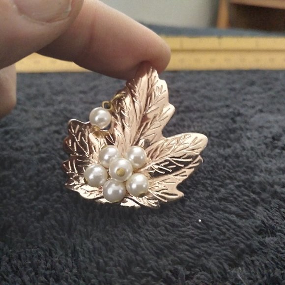 Golden tone maple leaf with simulated pearl luggage or purse strap charm tie on. - Picture 1 of 5